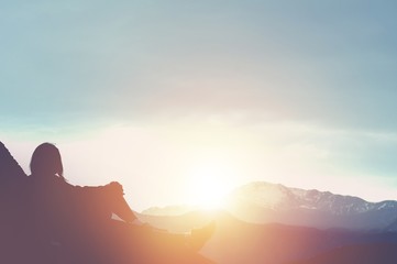 《余震》中王小灯的心灵创伤